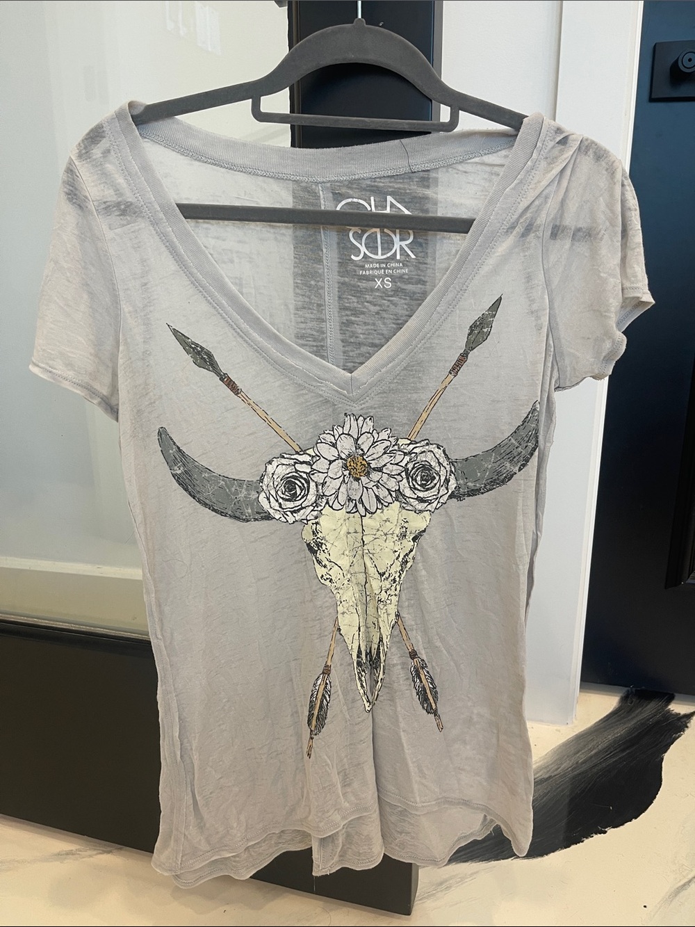Graphic V-Neck Tee in Light Gray with Skull Motif